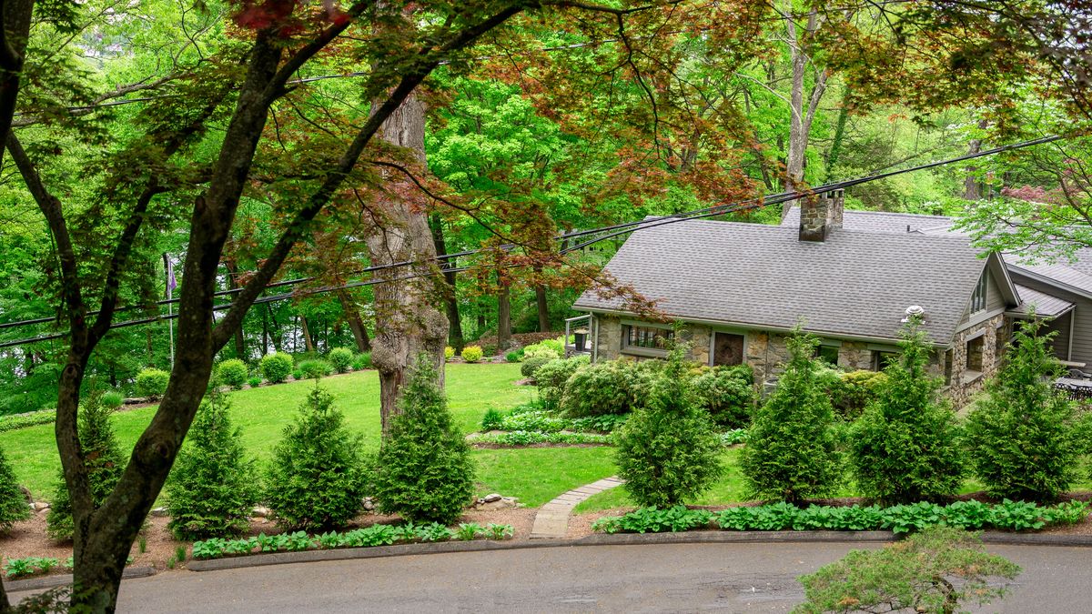 Candlewood Lake waterfront home in New Milford, CT